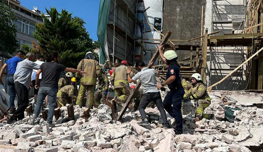 Beşiktaş'ta restorasyon çalışması yapılan bina çöktü: 1 ölü, 1 yaralı Beşiktaş'ta restorasyon çalışması yapılan bina çöktü: 1 ölü, 1 yaralı