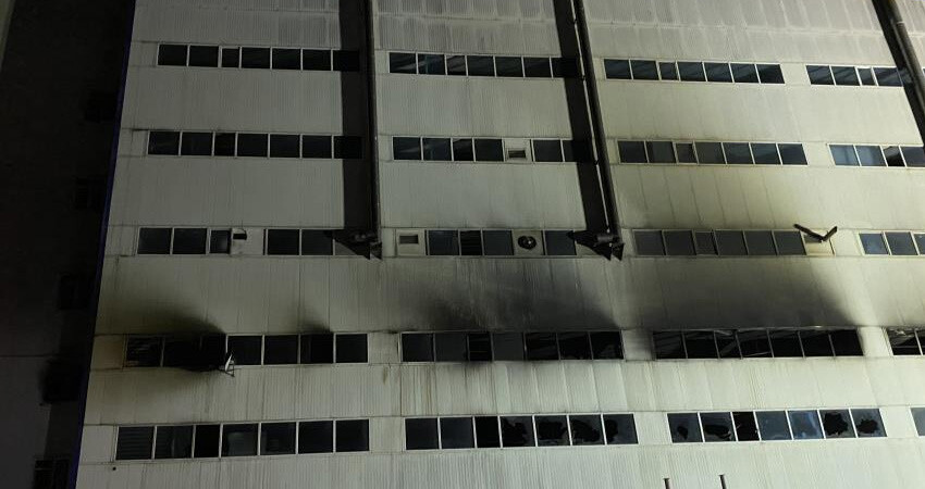 Arnavutköy'de fabrikadaki yangın yaklaşık 20 saat sonunda söndürüldü Arnavutköy'de fabrikadaki yangın yaklaşık 20 saat sonunda söndürüldü