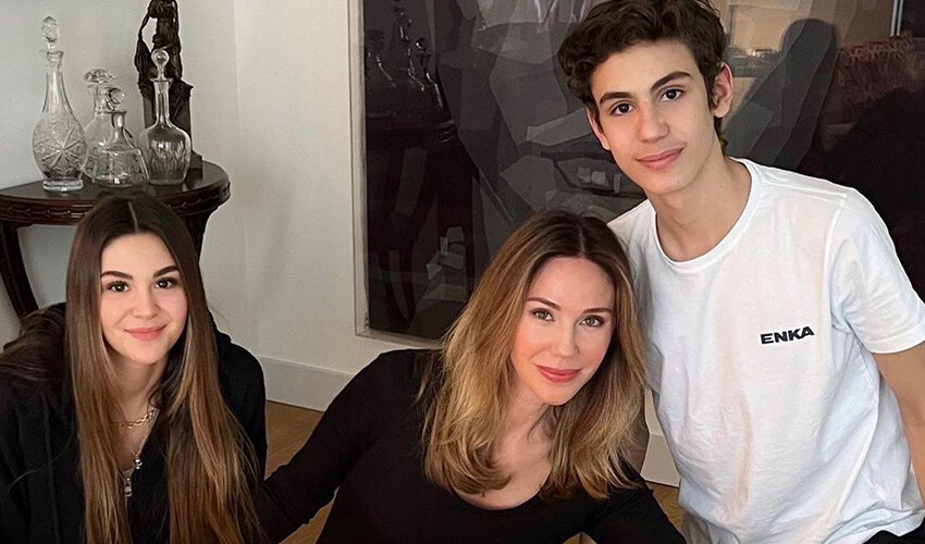 Paylaştığı fotoğrafla geçmişi andı… Bu küçük kız şimdi 46 yaşında, 2 çocuk annesi Paylaştığı fotoğrafla geçmişi andı… Bu küçük kız şimdi 46 yaşında, 2 çocuk annesi