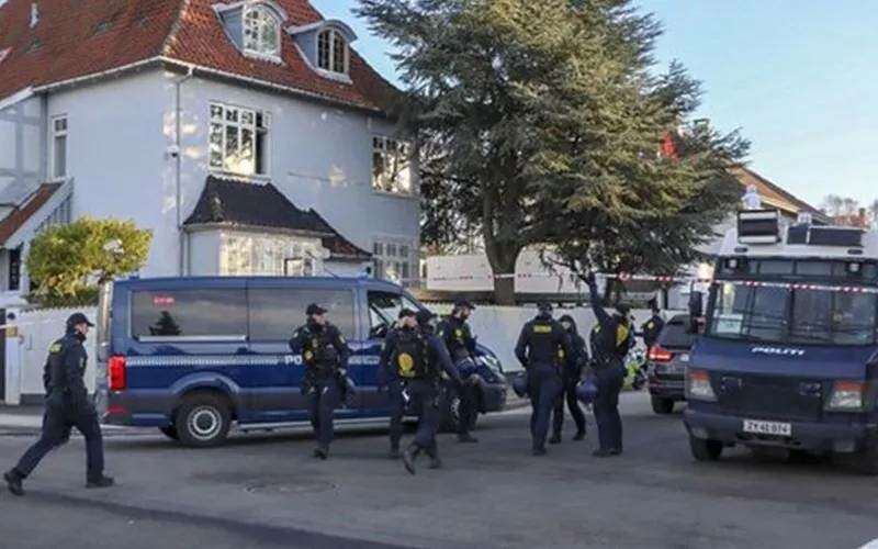 Danimarka skandala doymuyor… Türk Büyükelçiliği önünde Kur'an-ı Kerim'e hadsiz saldırı! Danimarka skandala doymuyor… Türk Büyükelçiliği önünde Kur'an-ı Kerim'e hadsiz saldırı!