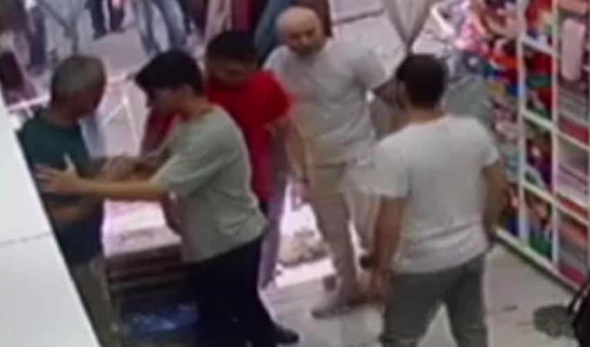 Ticaretleri bozuldu: Dükkanı basıp, çalışanı darp ettiler