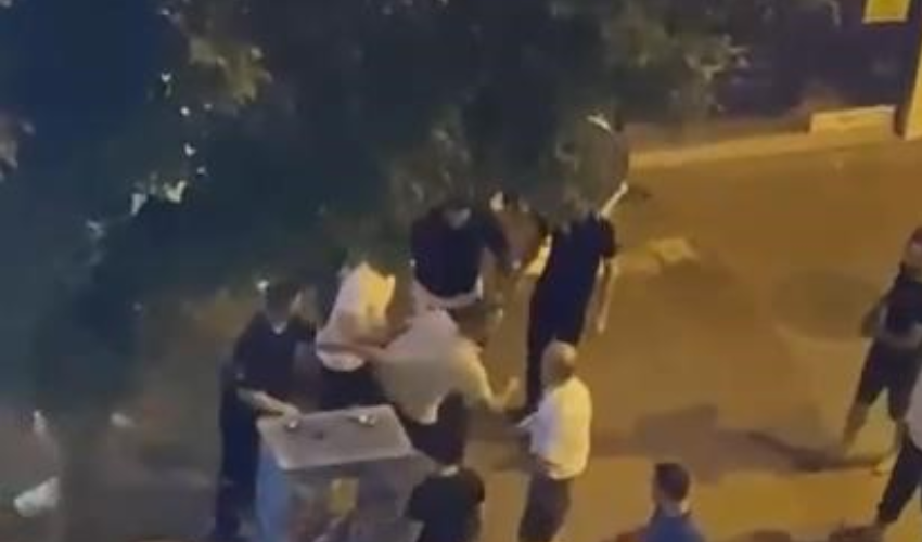 Husumetliler arasında bıçaklı kavga: anbean kameralara yansıdı Husumetliler arasında bıçaklı kavga: anbean kameralara yansıdı