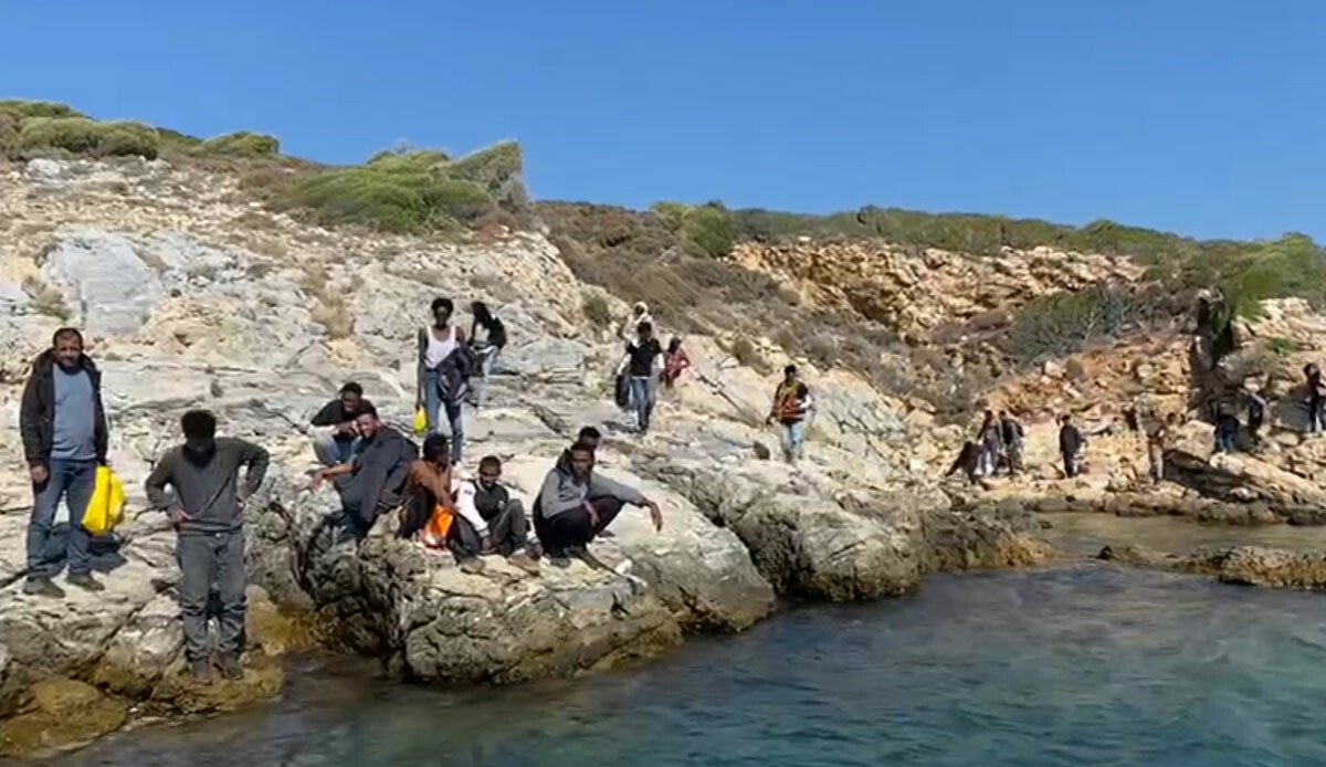 Tavşan Adası'nda mahsur kalan onlarca düzensiz göçmen yakalandı Tavşan Adası'nda mahsur kalan onlarca düzensiz göçmen yakalandı
