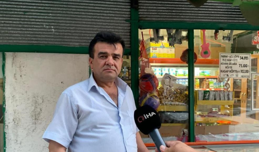 Namaz kılmasını fırsat bildiler, dondurmaları çaldılar: O anlar saniye saniye kameralara yansıdı