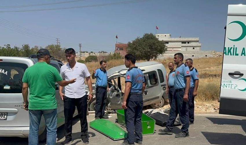 İki araç kafa kafaya çarpıştı: 1 ölü 8 yaralı İki araç kafa kafaya çarpıştı: 1 ölü 8 yaralı