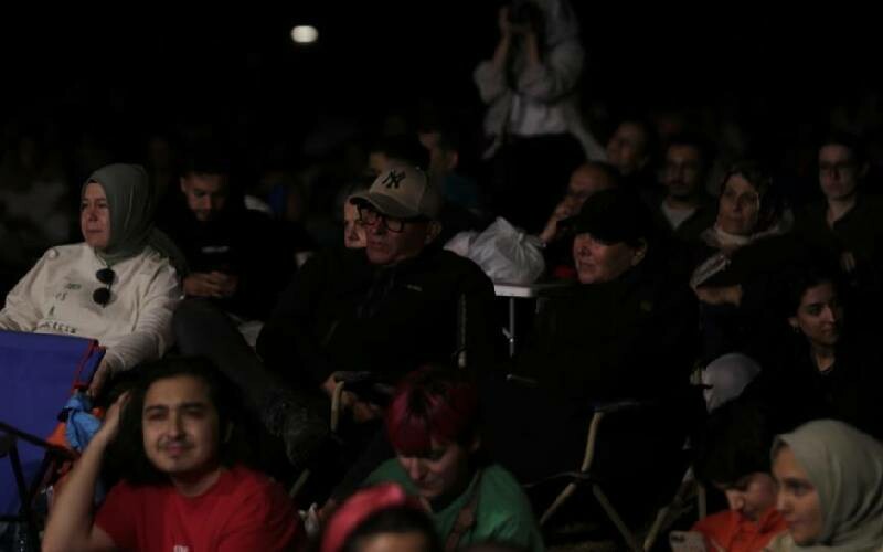 Sabahın ilk ışıklarıyla yola çıktılar… Binlerce kişi meteor yağmuru için toplandı