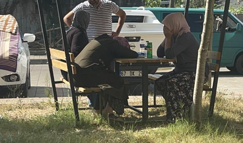 Zonguldak'ta vahşet! Cinnet getiren kadın, anne ve anneannesini baltayla parçaladı: Uzuvları camdan dışarı attı Zonguldak'ta vahşet! Cinnet getiren kadın, anne ve anneannesini baltayla parçaladı: Uzuvları camdan dışarı attı - 2. Resim
