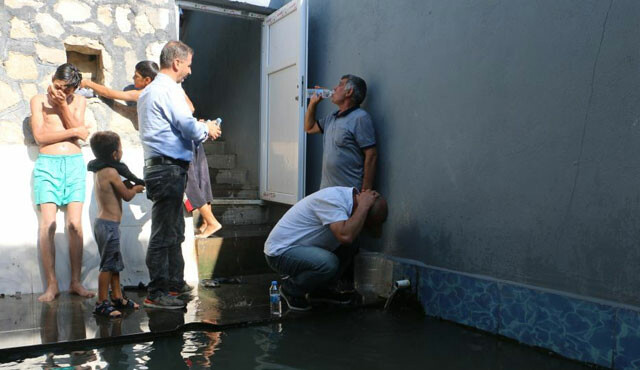 Şifalı suyun gizemini duyan geliyor… Hem içiyorlar hem yüzüyorlar!