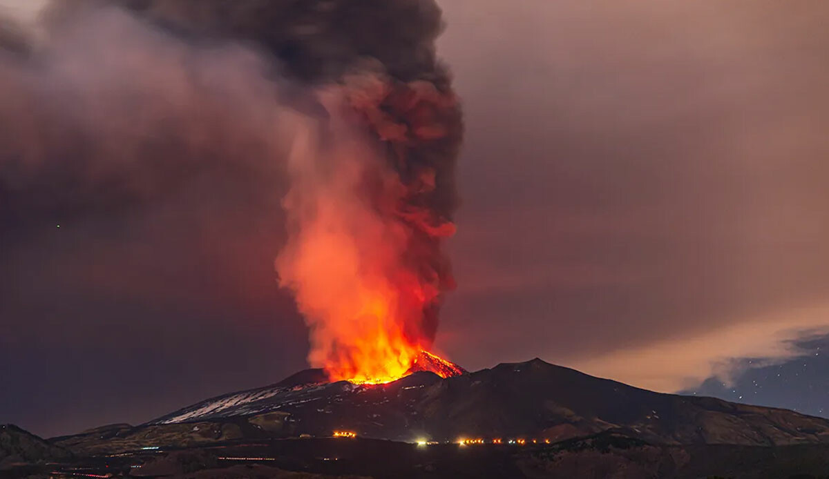 Etna Yanardağı yeniden faaliyete geçti! Tüm uçuşlar iptal edildi