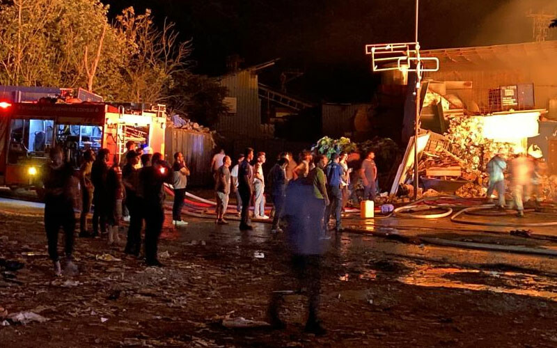 Sarıyer’de geri dönüşüm tesisinde korkutan yangın: Alevler geceyi aydınlattı Sarıyer’de geri dönüşüm tesisinde korkutan yangın: Alevler geceyi aydınlattı
