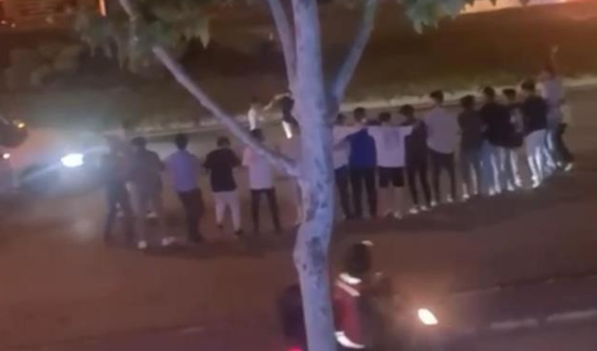 Trafiği kapatıp halay çektiler, sireni görünce kaçtılar: O anlar kameralara yansıdı