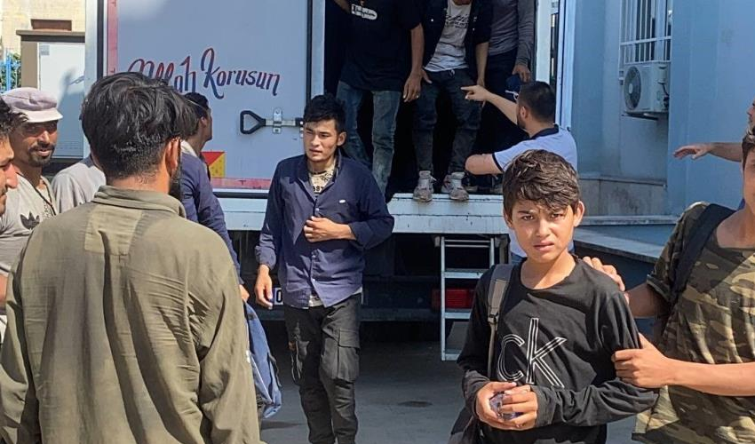 İstanbul'a gitmek için yola çıkan, 50 kaçak göçmen yakalandı İstanbul'a gitmek için yola çıkan, 50 kaçak göçmen yakalandı