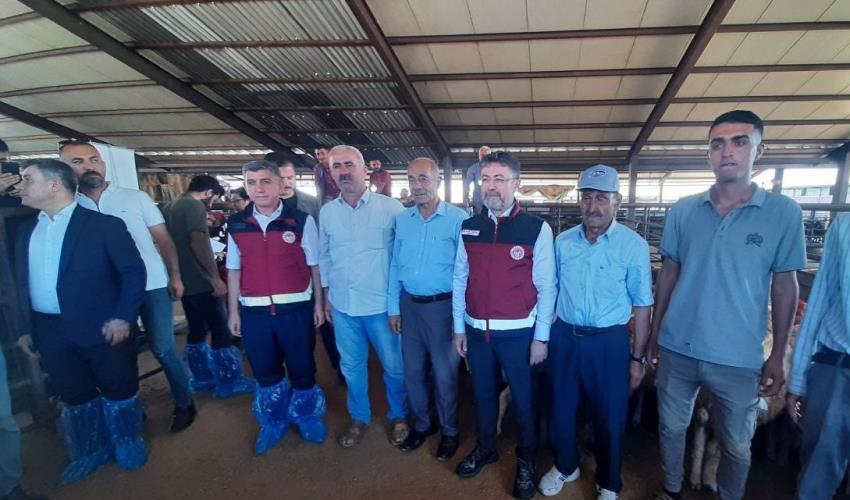 Bakan Yumaklı, depremzede üreticilere küçükbaş hayvanları elleriyle teslim etti