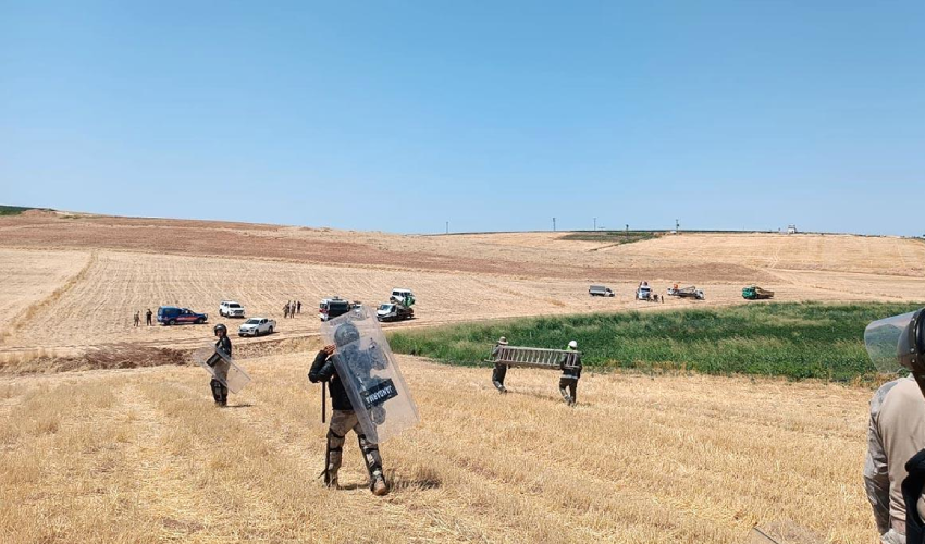 Kaçak trafoları sökmek isteyen ekibe taşlı saldırı: 16 milyon liralık kaçak kullanım engellendi! Kaçak trafoları sökmek isteyen ekibe taşlı saldırı: 16 milyon liralık kaçak kullanım engellendi!