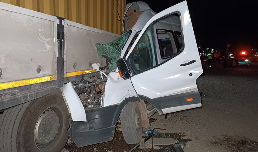 Feci kaza! İşçi servisi tıra ok gibi saplandı: Ölü ve çok sayıda yaralı var