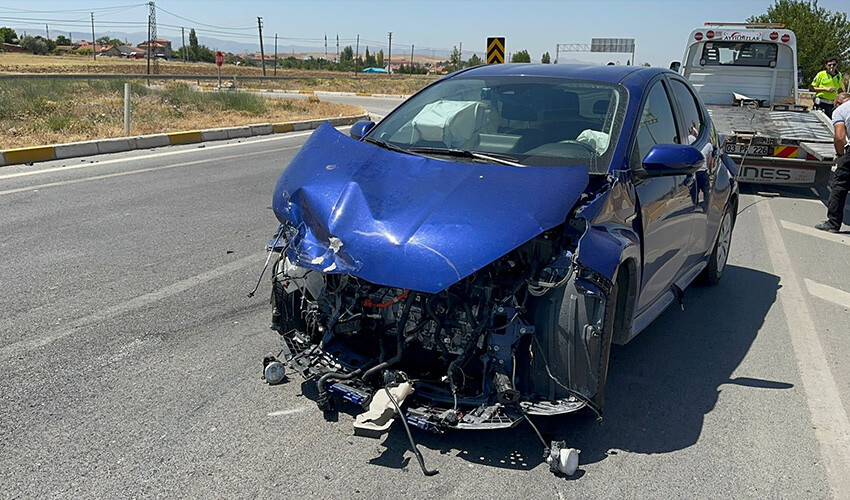 Çarpışmada bir otomobilin tekerleği koptu, 2 çocuk yaralandı