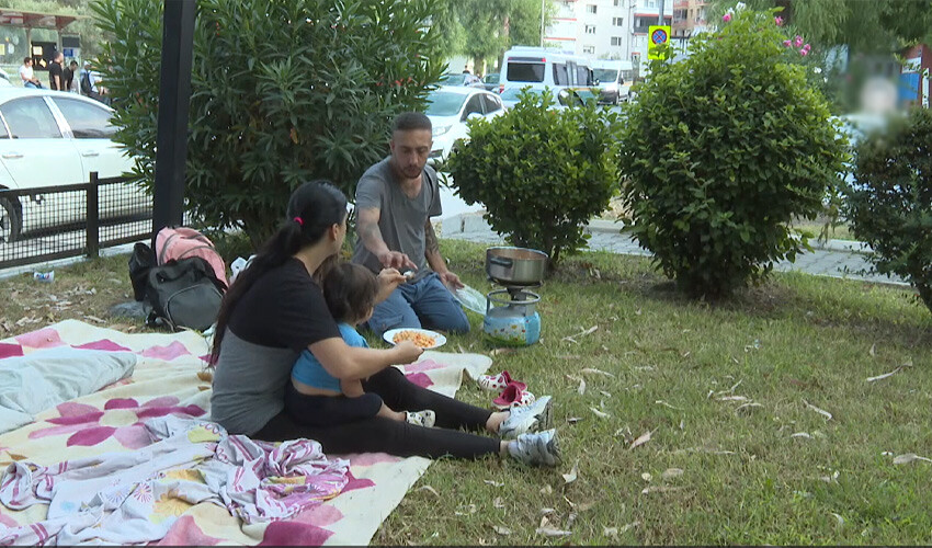 1 ay önce evden atıldılar: 2 çocuklu aile parkta yaşıyor