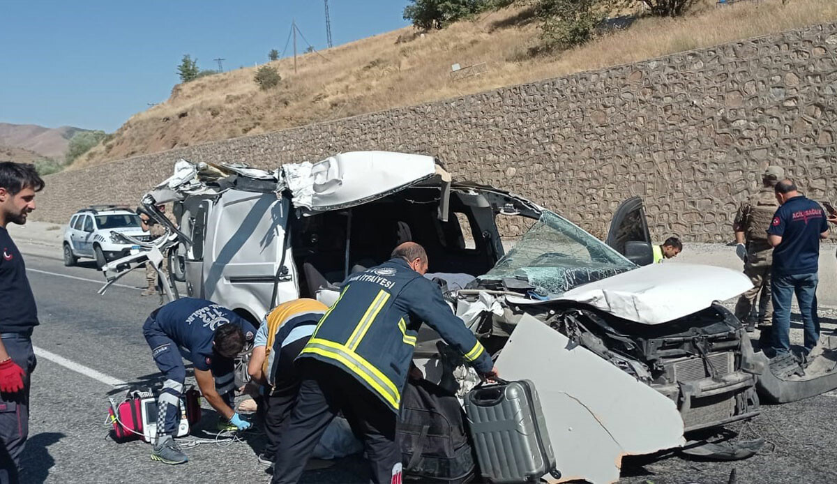 Feci kaza! Minibüs kamyona arkadan çarptı: Çok sayıda ölü ve yaralı var