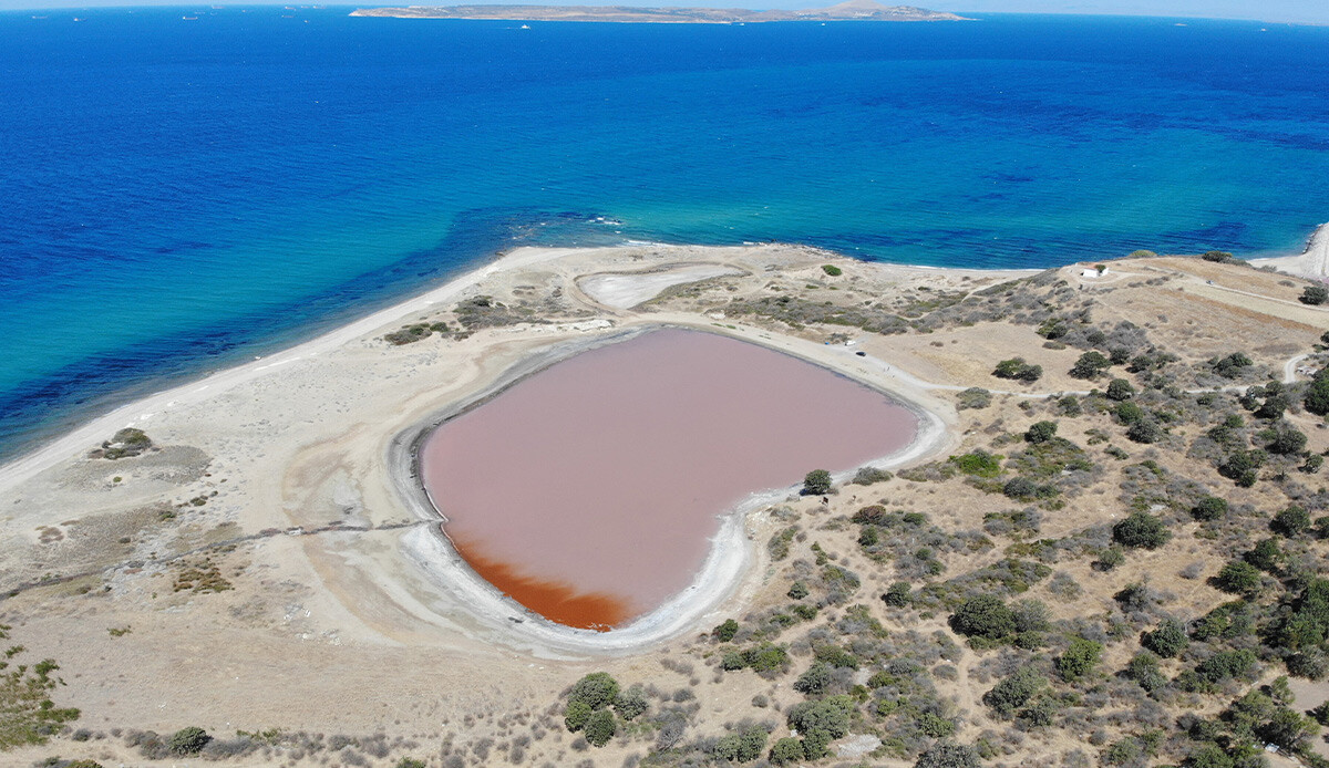 Görenleri mest ediyor: 2 bin yıllık liman kalp şeklinde pembe göle dönüştü