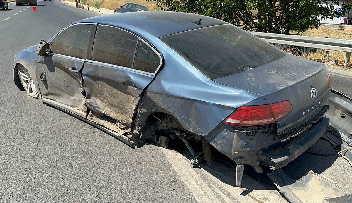 Çarpışmada bir otomobilin tekerleği koptu, 2 çocuk yaralandı