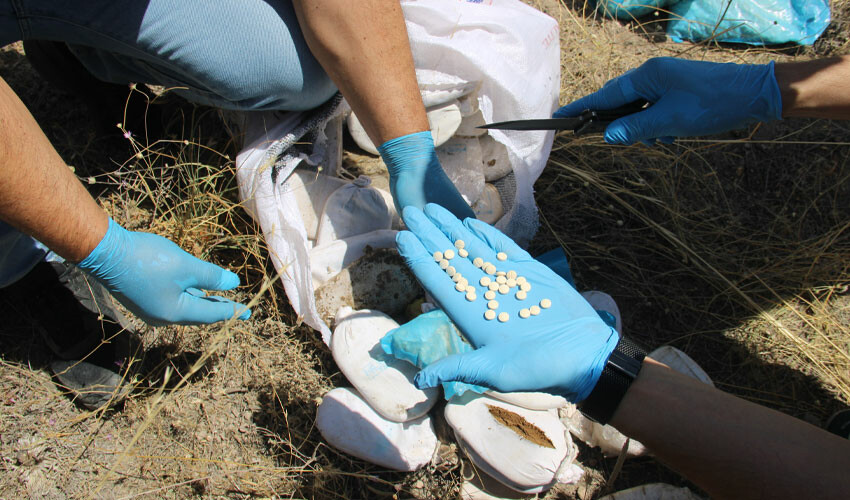 Polisten kaçarken takla attılar! Araçtan 25 milyon TL'lik uyuşturucu çıktı