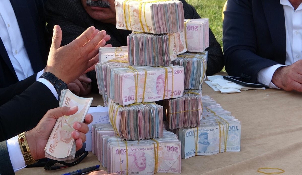 Böyle düğün görülmedi! Geline kilolarca altın, damada ise milyonlarca lira takıldı