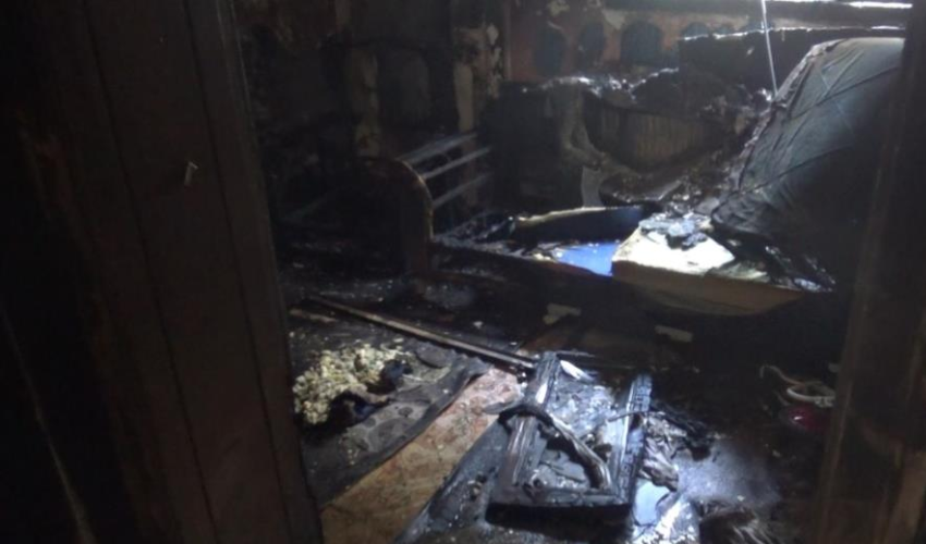 Yangında faciadan dönüldü: Ev kül oldu Yangında faciadan dönüldü: Ev kül oldu