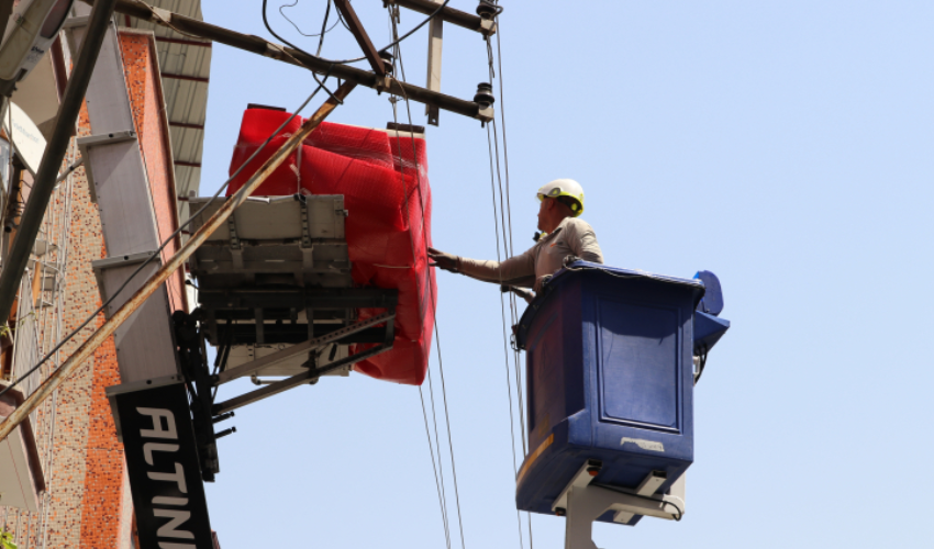 Asansörden düşen koltuk, elektrik tellerine takıldı Asansörden düşen koltuk, elektrik tellerine takıldı