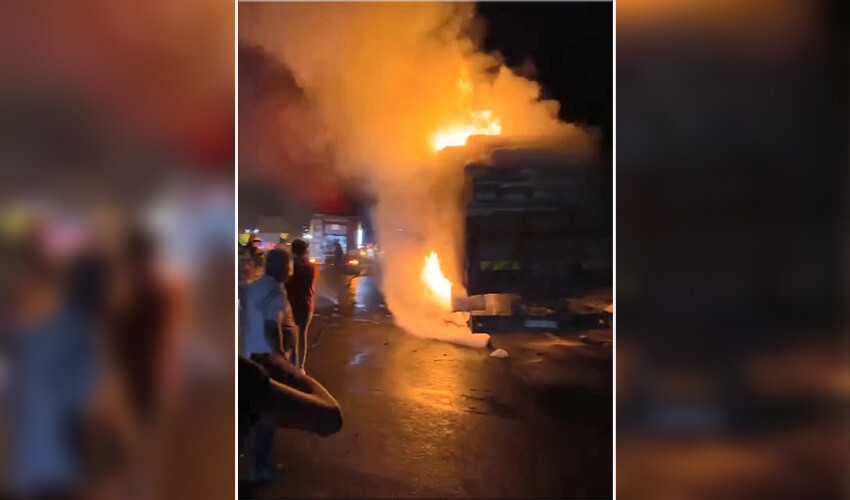 Arı dolu kamyon alev topuna döndü Arı dolu kamyon alev topuna döndü