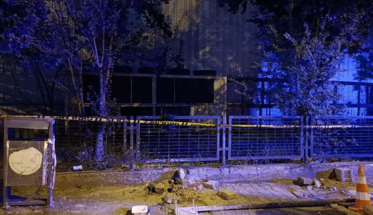 Zincir markette klima patladı: 2 metre fırlayan işçi ağır yaralı Zincir markette klima patladı: 2 metre fırlayan işçi ağır yaralı