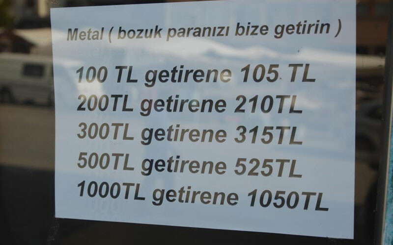 Dükkanın camına astığı yazıyı gören dönüp bir kez daha bakıyor: 105 TL'yi 100 TL'ye satıyor
