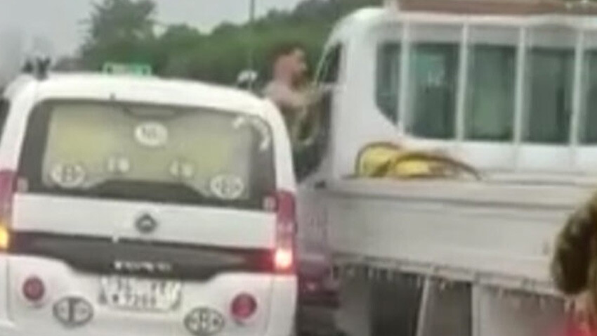 Akıllara durgunluk veren yol kavgası! Seyir halindeyken camdan çıkarak diğer şoföre yumruk attı