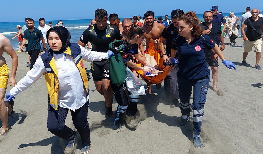 Karadeniz’in hırçın dalgaları arasında can pazarı: Sahilde gözyaşı döküp feryat ettiler