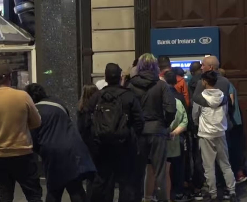 Bedava para söylentisi ATM'ler önünden kargaşaya neden oldu: Polis müdahale etti