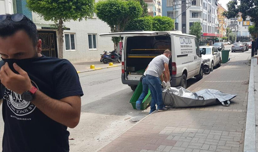 Yaşlı kadın evinde ölü bulundu: Koku yüzünden güçlükle taşındı Yaşlı kadın evinde ölü bulundu: Koku yüzünden güçlükle taşındı