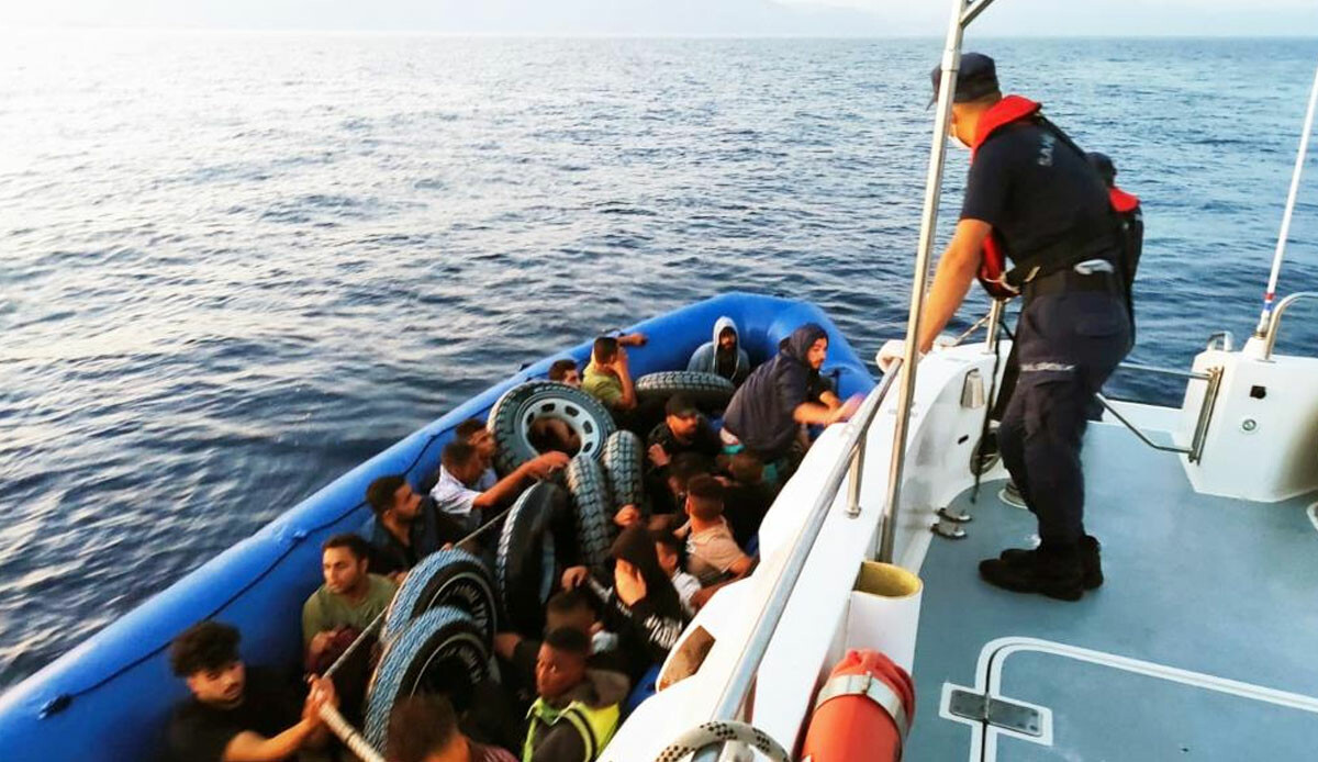 Datça'da 37 göçmen ile 1 organizatör yakalandı Datça'da 37 göçmen ile 1 organizatör yakalandı