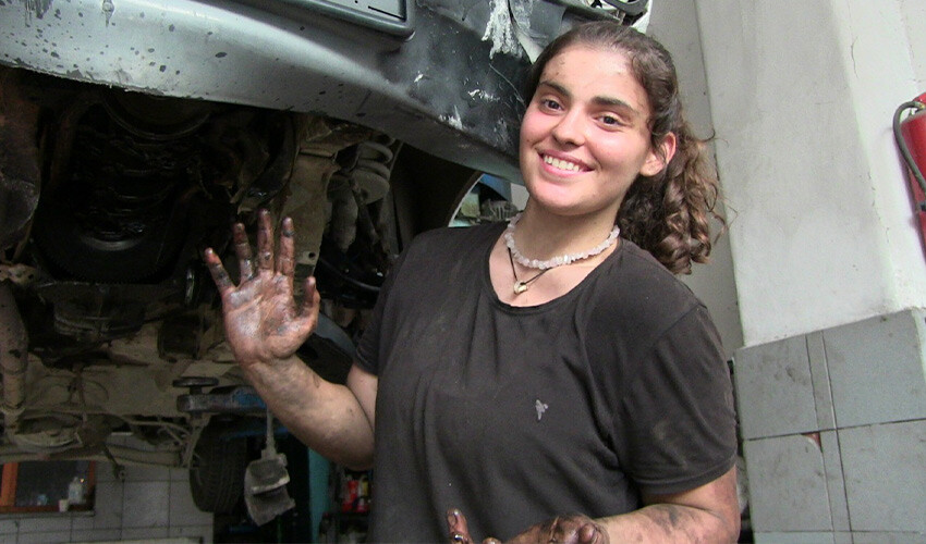 Oyunla başladı, ustası oldu, 16 yaşındaki Azra tabuları yıkıyor