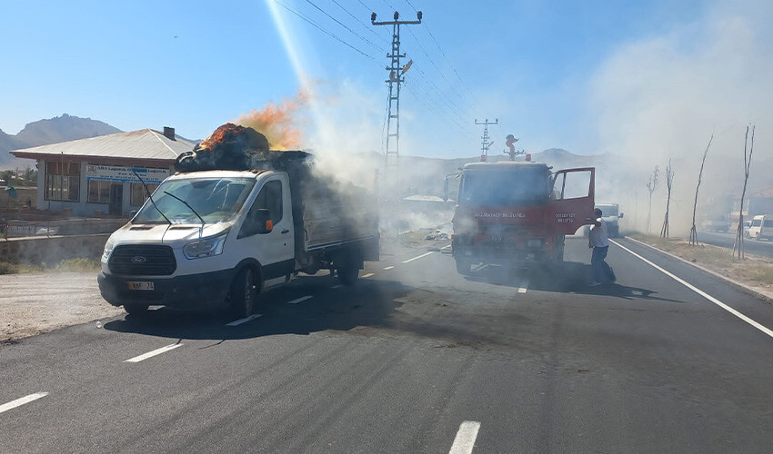 Saman yüklü kamyonet alevler içinde kaldı