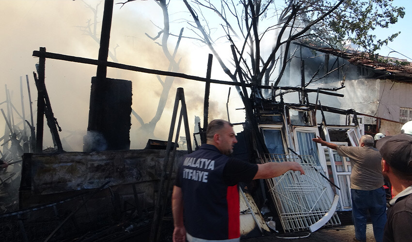 Evlere sıçrayan yangın panik saçtı