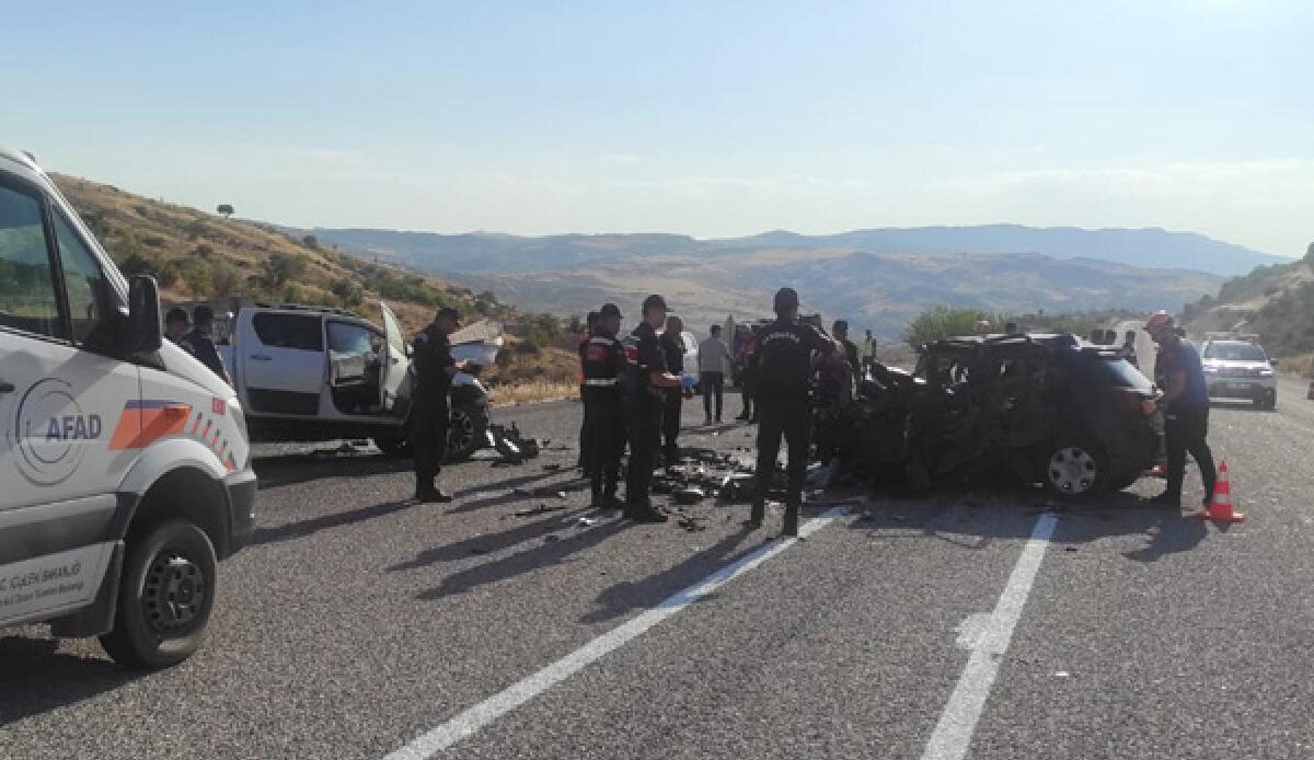 Adıyaman'da feci kaza: 4 ölü, 2 yaralı Adıyaman'da feci kaza: 4 ölü, 2 yaralı