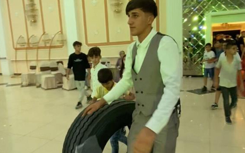 Gelin ve damat şoke oldu! Böyle düğün hediyesi görülmedi: Altın yerine araç lastiği