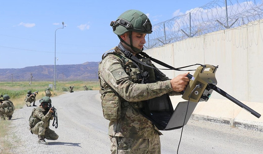 <p><strong>Türkiye-İran sınır</strong> hattında görev yapan güvenlik güçleri, elektro-optik kuleler, termal kameralar, ACAR Kara Radar Sistemleri'nin kurulduğu, modüler beton duvarların inşa edildiği ve hendeklerin kazıldığı hudut hattını gece gündüz gözetleyerek düzensiz göçle mücadele ediyor. Düzensiz göçmenlerin sınırdan yasa dışı geçişlerini önlemenin yanı sıra kaçakçılık faaliyetlerini ve teröristlerin sızmasını engellemek amacıyla <a href=