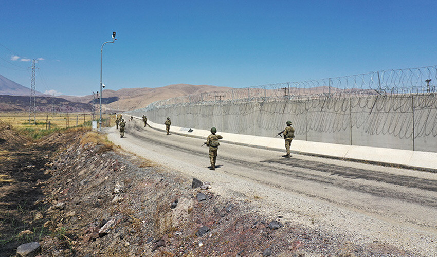 <h3><strong>DÜZENSİZ GÖÇE KARŞI 'DUVAR'</strong></h3><p><a href=