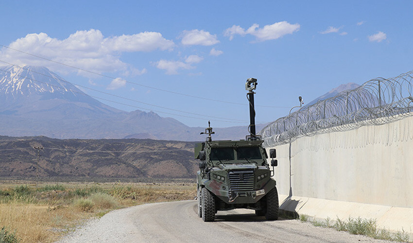 <h3><strong>TÜRKİYE'NİN SINIRLARI TEKNOLOJİYE EMANET</strong></h3><p>Hudut birlikleri ve komandolar, sınır hattında güvenliği sağlamak, geçişleri engellemek amacıyla teknolojinin tüm imkanlarını kullanarak gece gündüz görev yapıyor.</p>