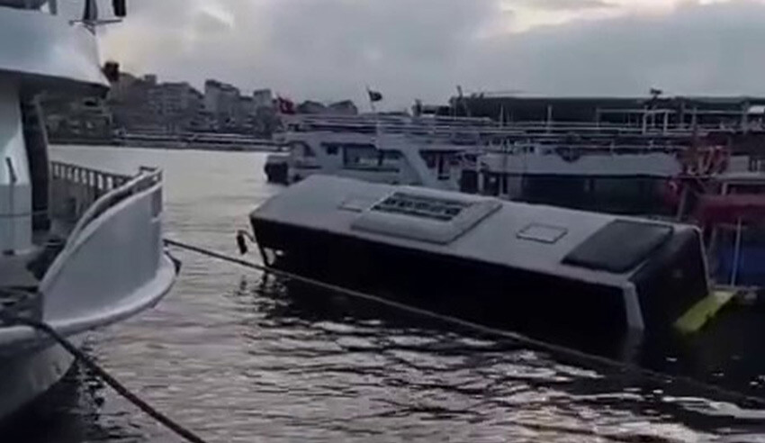 Son dakika haberi: Eminönü'nde İETT otobüsü denize düştü