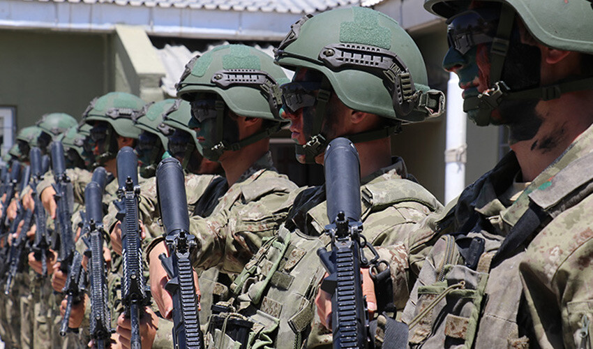 <p>Tünel arama cihazıyla bölgede tünel olup olmadığını denetleyen, insansız hava aracıyla güvenlik duvarı ve çevresinde keşif ve gözetleme yapan güvenlik güçleri, düzensiz göçmenler, bölücü <a href=