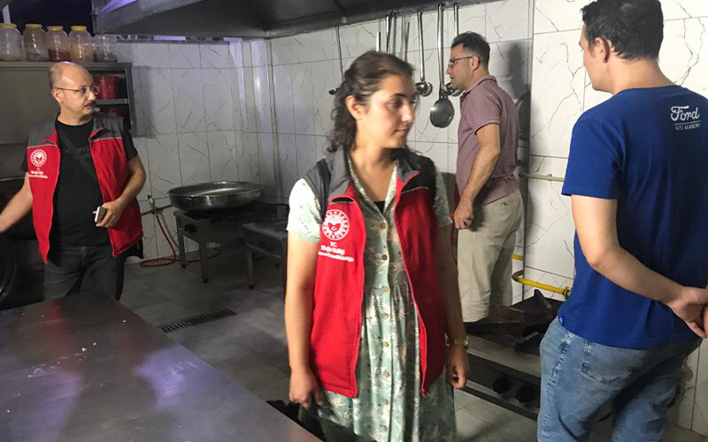 Bodrum'da gıda zehirlenmesi: 17 kişi hastanelik oldu Bodrum'da gıda zehirlenmesi: 17 kişi hastanelik oldu