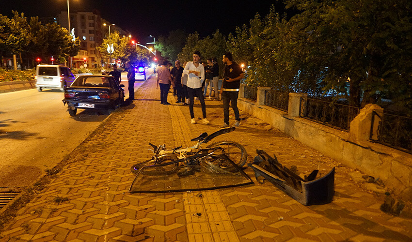 Direksiyon hakimiyetini kaybetti, kaldırımdaki gençleri altına aldı: Ölü ve yaralı var