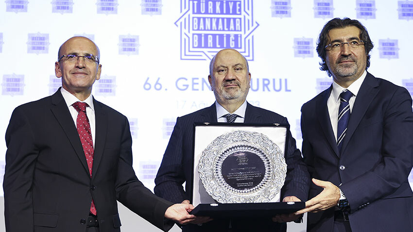 TBB Genel Kurulu'nda Bakan Şimşek'e plaket takdim edildi