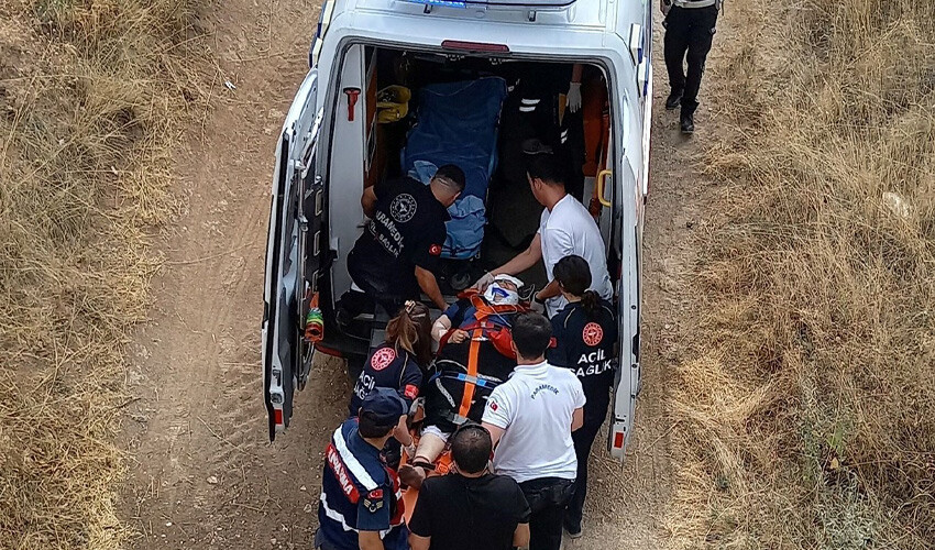 Şarampole yuvarlanan araç alev topuna döndü: Yaralılar var Şarampole yuvarlanan araç alev topuna döndü: Yaralılar var
